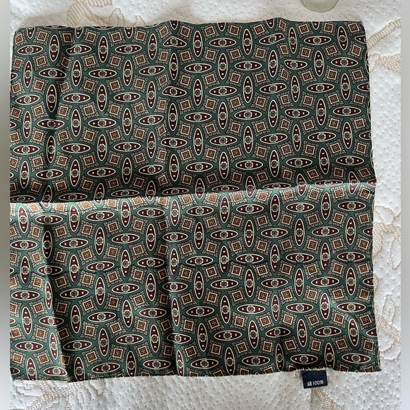 2/$25💙Brand new Vintage 100% Silk Man Pocket Square - Picture 1 of 3